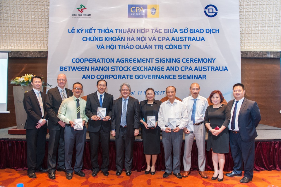 Thỏa thuận hợp tác giữa Sở Giao Dịch Chứng Khoán Hà Nội và CPA Australia - 2
Ông Mark Chau – Giám đốc Khu vực của CPA Australia trao tặng ấn phẩm “Những bài học thực tế từ Quản trị công ty” cho lãnh đạo các tổ chức nghề nghiệp, Ủy ban Chứng khoán Nhà nước và Sở Giao dịch Chứng khoán Hà Nội.
