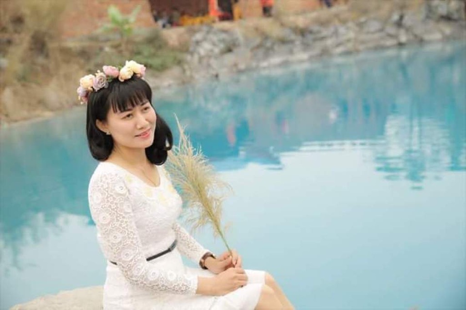 Dân đổ xô đi xem hồ nước chuyển màu xanh kỳ lạ ở Hải Phòng - 3
Nhiều bạn trẻ đến đây và lưu giữ lại những bức ảnh đẹp