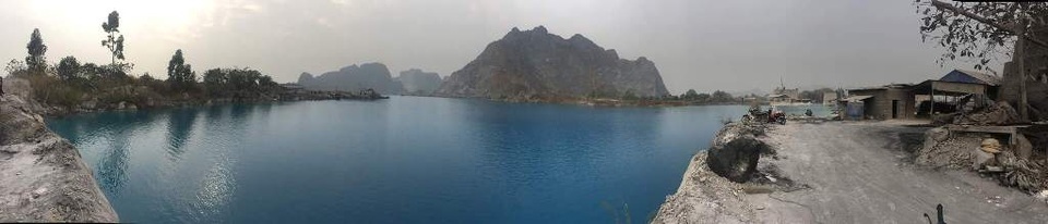 Dân đổ xô đi xem hồ nước chuyển màu xanh kỳ lạ ở Hải Phòng - 1
Toàn cảnh khu hồ đang gây sốt tại Hải Phòng