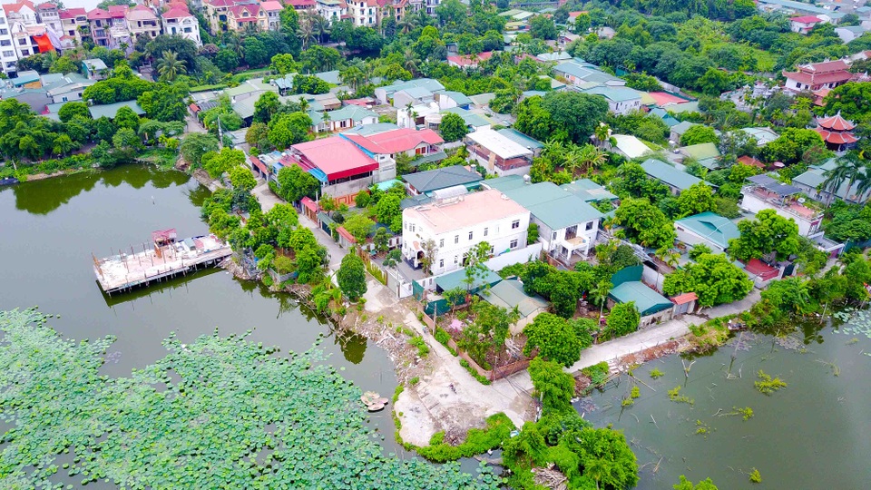 Hình ảnh những biệt thự, nhà vườn ở khu vực Đầm Trị Hồ Tây - 2
Cách mặt phố Đặng Thai Mai chưa đầy 100m, qua con đường bê tông đã được kiên cố hóa chạy cắt ngang hồ Đầm Trị, một loạt những căn biệt thự rộng hàng trăm mét vuông lần lượt hiện ra.