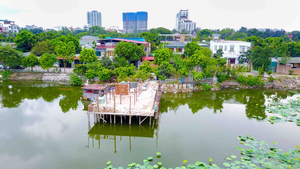 Công trình người dân tự ý xây dựng trên mặt hồ bị phá dỡ (Ảnh: Vũ Toản)