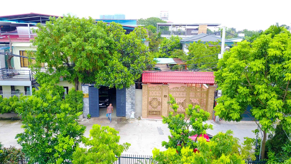 Hình ảnh những biệt thự, nhà vườn ở khu vực Đầm Trị Hồ Tây - 3
Chiều 22/6, ông Đặng Văn Hồi – Phó Chủ tịch UBND phường Quảng An (quận Tây Hồ) - đã trao đổi với báo chí làm rõ những thông tin phản ánh việc hàng chục biệt thự xây dựng trên đất nông nghiệp ở khu vực hồ Đầm Trị. Ông Đặng Văn Hồi cho biết, sau khi có thông tin phản ánh, chính quyền phường đang phối hợp với Thanh tra Sở Tài nguyên và Môi trường Hà Nội khảo sát, kiểm tra toàn bộ khu vực hồ Đầm Trị.