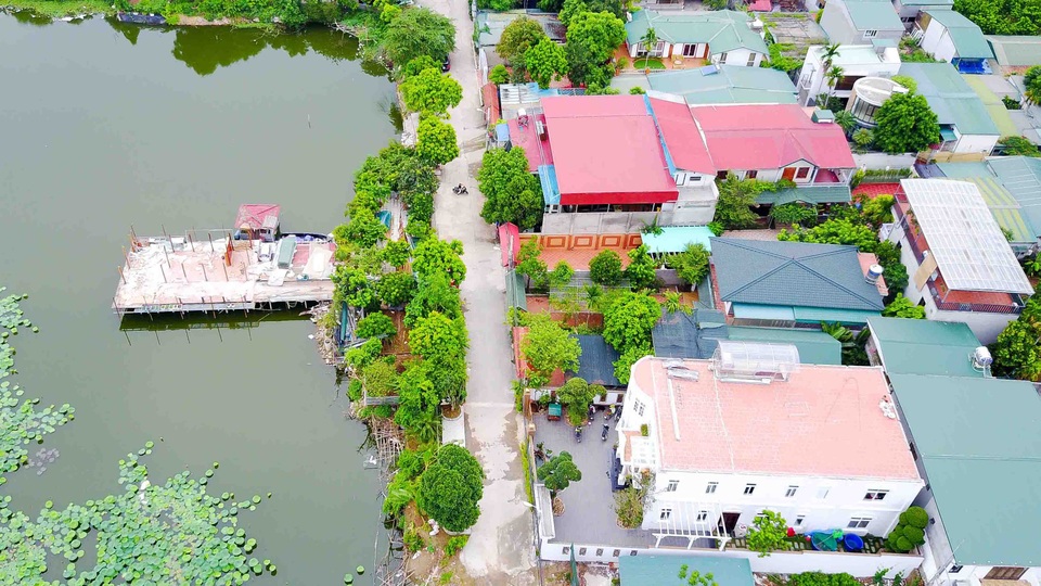 Hình ảnh những biệt thự, nhà vườn ở khu vực Đầm Trị Hồ Tây - 5 Hiện nay chính quyền phường Quảng An đang phối hợp với Thanh tra Sở Tài nguyên và Môi trường Hà Nội khảo sát, kiểm tra toàn bộ khu hồ Đầm Trị.