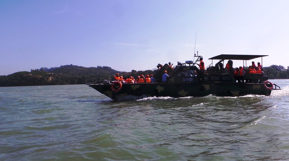 Bí thư Thăng: Sớm lắp ống dẫn nước từ hồ Dầu Tiếng về TPHCM - 1 Bí thư Đinh La Thăng cùng lãnh đạo TPHCM thị sát hồ Dầu Tiếng