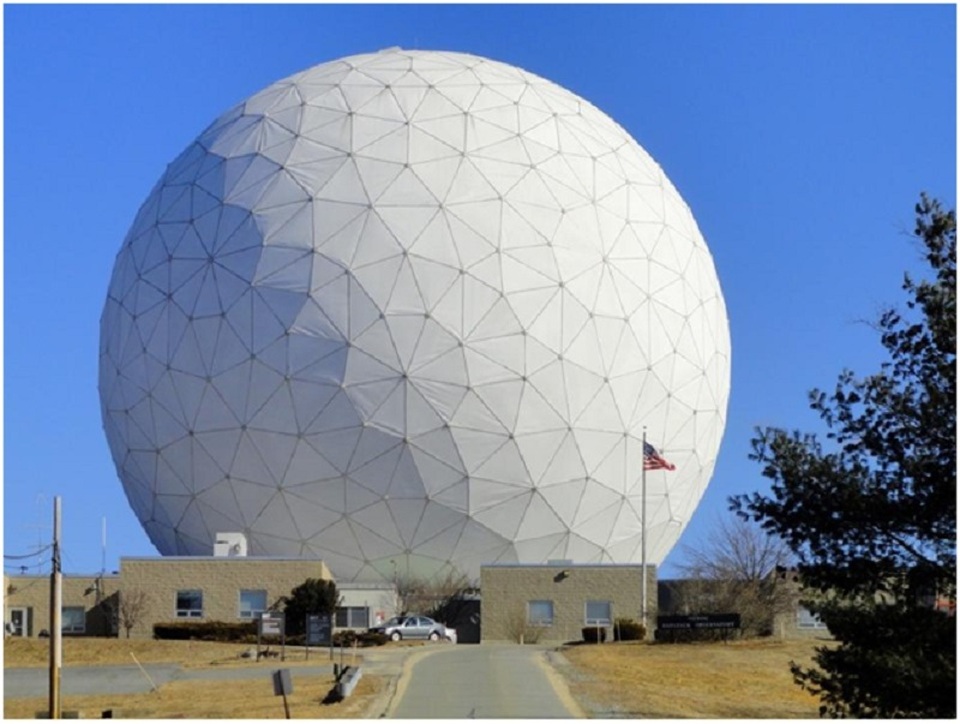 
Trạm quan sát MIT Haystack (Mỹ) một trong 2 siêu máy tính xử lý dữ liệu từ dự án EHT (nguồn: Newsweek)
