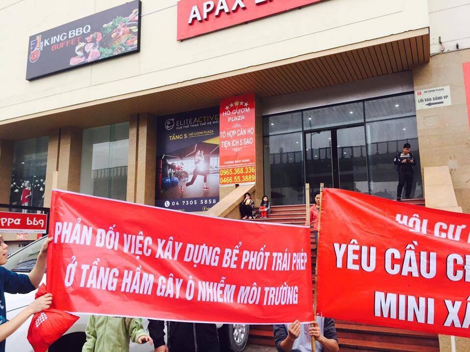 Hôm 28/2 đã xảy ra hiện tượng bể phốt bị bục, rò rỉ và bốc mùi hôi thối đã xảy ra tại tầng hầm gửi xe tại chung cư cao cấp này.