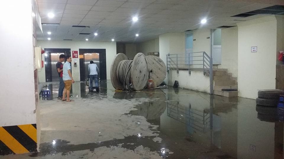 Hy hữu chung cư cao cấp: 2 lần trong 1 tháng bục bể phốt xây trái phép - 1 Lần này khu vực rò rỉ, bục bể phốt ngay sát với nhà vệ sinh khiến nước thải chảy lênh láng khắp hầm để xe.