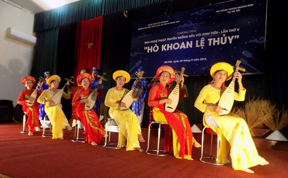 Khám phá những nét độc đáo của Quảng Bình giữa lòng Hà Nội - 2 Trong những ngày văn hoá - du lịch Quảng Bình tại Hà Nội, du khách sẽ còn được thưởng thức những làn điệu hò khoan Lệ Thuỷ - một nét văn hoá đặc trưng của vùng đất này. Ảnh: TL.