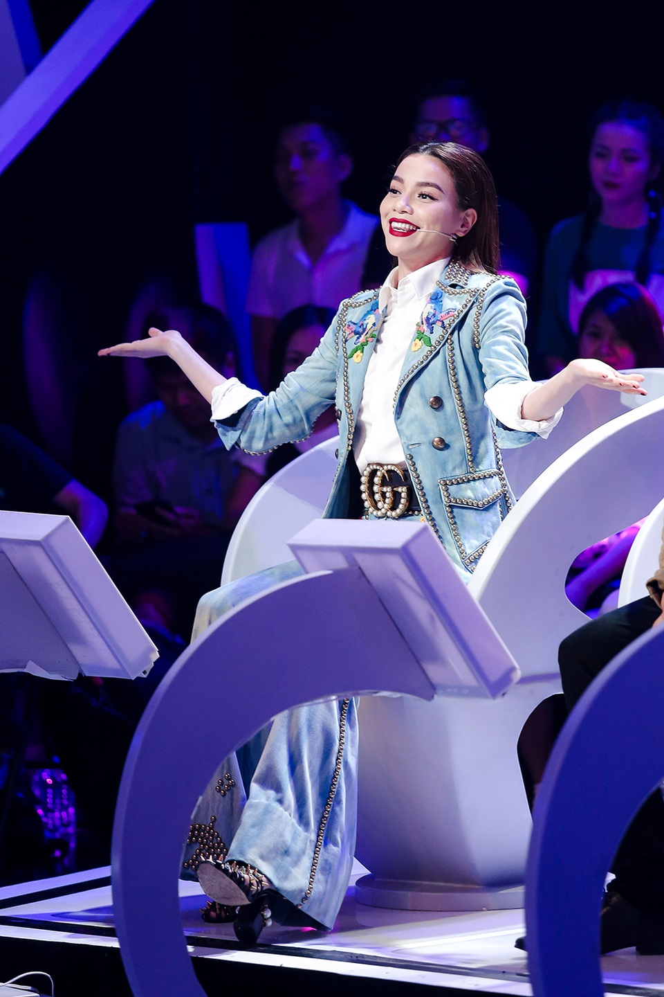 Hà Hồ trở lại "ghế nóng" sau ồn ào chia tay đại gia - 3 Trong chương trình, cô đưa ra nhiều nhận xét khá thẳng thắn nhưng cũng dành nhiều lời khen cho thí sinh.