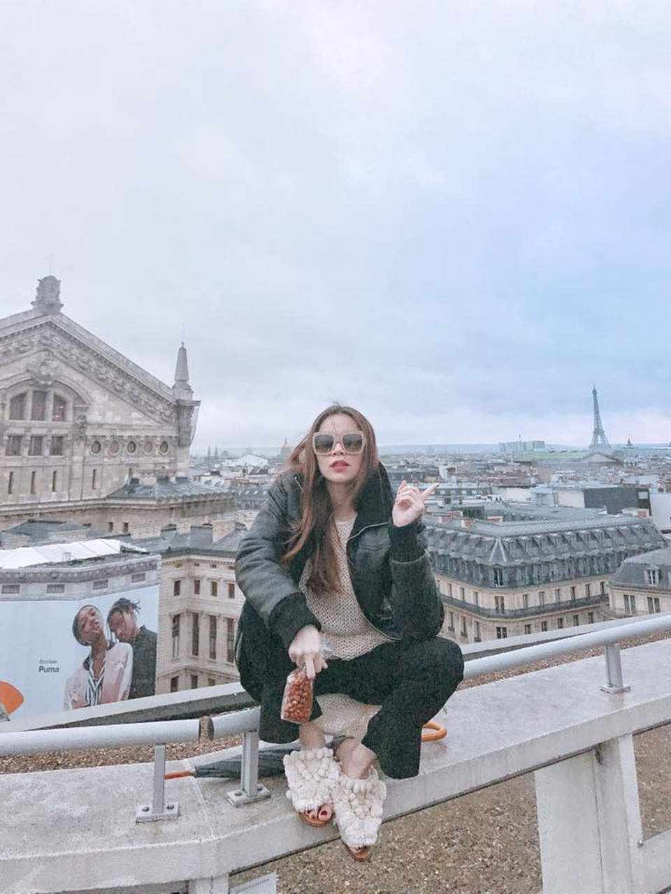 Hoa hậu Kỳ Duyên vào bếp, Hồ Ngọc Hà vi vu trời Tây - 4 Hồ Ngọc Hà thể hiện sự thoải mái khi có mặt tại nước Pháp, cô chia sẻ đây là lần thứ 3 đến Paris: “Cầm ô, bịch đậu phộng, ngồi vắt vẻo cho 1 người ngắm mình, còn mình ngắm Paris.”