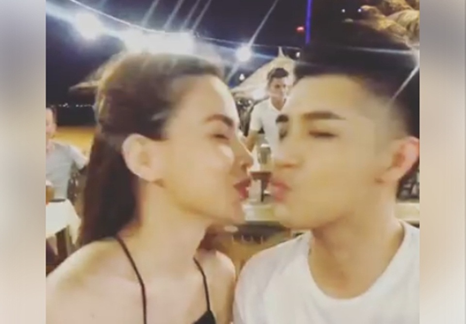 Cuối buổi trình diễn, Hồ Ngọc Hà đã “đánh lẻ” đi ăn cùng Noo Phước Thịnh và thưởng thức cảnh đẹp về đêm tại Đà Nẵng, cả hai còn quay clip chu môi “hôn xa” khiến fan không ngừng xuýt xoa về tình cảm chị em khăng khít giữa 2 nghệ sĩ này.