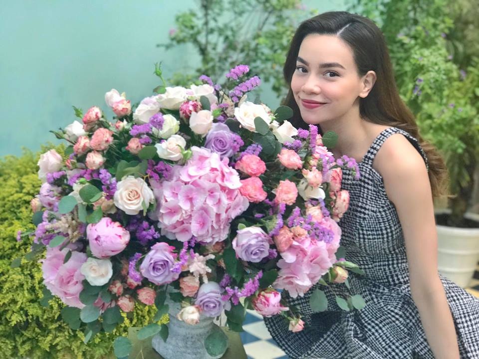 Ngày của Mẹ, sao Việt tung ảnh thời thơ ấu bên đấng sinh thành - 3 Hồ Ngọc Hà dành lời chúc đặc biệt đến mẹ cùng bó hoa tươi thắm: “Con chúc mẹ và những người mẹ trên thế gian này luôn tự hào về chính mình được làm mẹ và là những người mẹ luôn mỉm cười hạnh phúc theo cách riêng của mình! Happy Mothers day... con làm đóa hoa này dành tặng Mẹ”.
