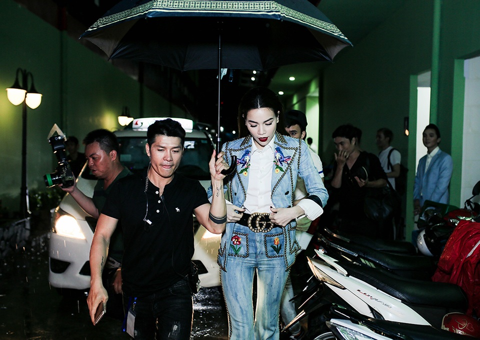 Hà Hồ trở lại "ghế nóng" sau ồn ào chia tay đại gia - 1 Tối ngày 7/5, tại TPHCM mưa to nên nữ ca sĩ chọn trang phục thoải mái với áo sơ mi và jean cá tính. Cô được bảo vệ che chắn khi ngoài trời đang mưa.