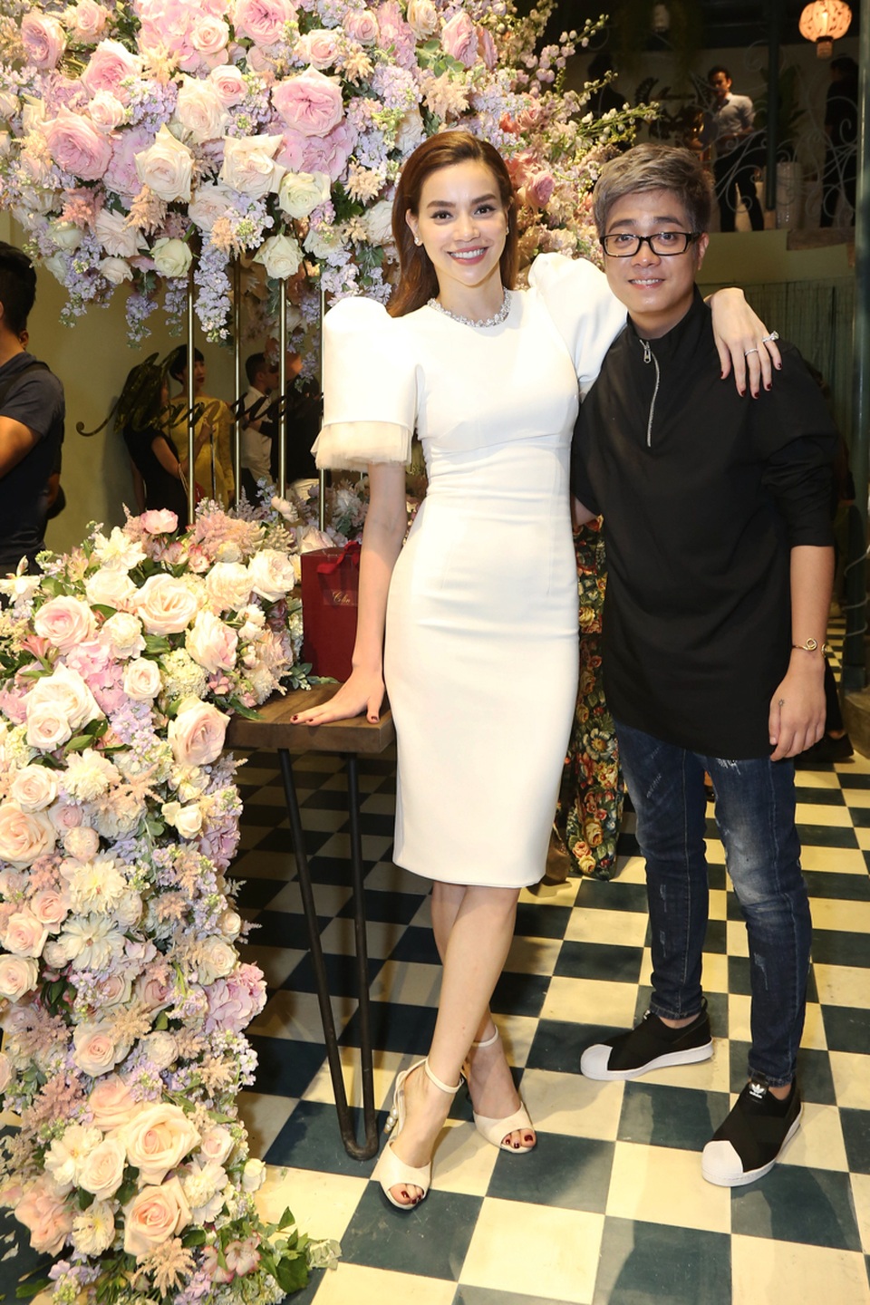 Cường Đô la đến chúc mừng Hà Hồ lên chức bà chủ - 9 Sau The Voice kết thúc, ca sĩ Bùi Anh Tuấn vẫn gắn bó với đàn chị