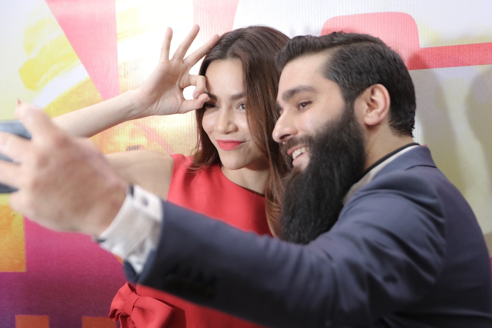 Jordan Vogt-Roberts cũng tự lấy điện thoại ra để cùng selfie với Hồ Ngọc Hà. Ông đùa rằng ông sẽ gửi tấm ảnh này cho Tom Hiddleston xem.