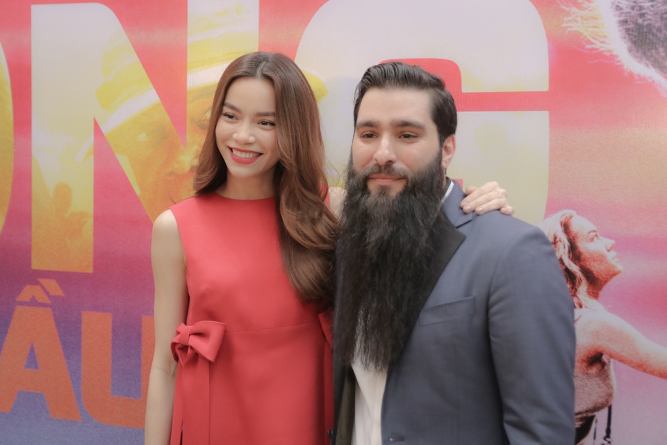 Đông đảo sao Việt háo hức gặp gỡ đạo diễn phim "Kong: Đảo đầu lâu" tại Việt Nam - 9 Hồ Ngọc Hà cũng có mặt trong buổi ra mắt phim gặp sự cố. Lần này khi đạo diễn đến Việt Nam cô cũng đến xem ủng hộ lần 2. Ca sĩ Hồ Ngọc Hà là nghệ sĩ Việt đồng hành và quảng bá phim tại Việt Nam