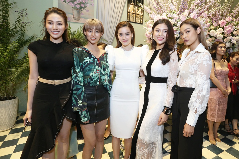 Cường Đô la đến chúc mừng Hà Hồ lên chức bà chủ - 15 Dàn thí sinh trong The Face mùa đầu tiên đến chia vui cùng Hà Hồ
