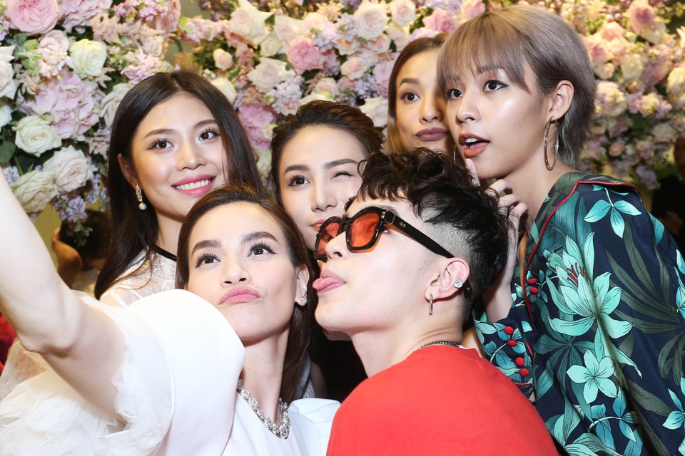 Cường Đô la đến chúc mừng Hà Hồ lên chức bà chủ - 14 Hà Hồ chụp ảnh selfie cùng team The Face