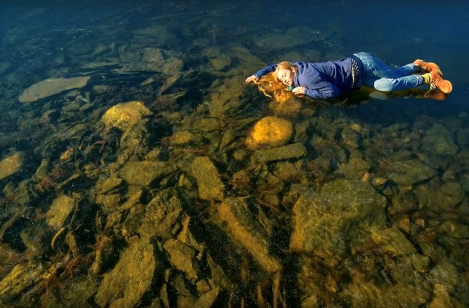 Hồ nước đóng băng phát ra âm thanh kỳ quái như người ngoài hành tinh đang “hát” - 1
Cô con gái của nhiếp ảnh gia Svetlana Kazina nằm trên mặt băng.