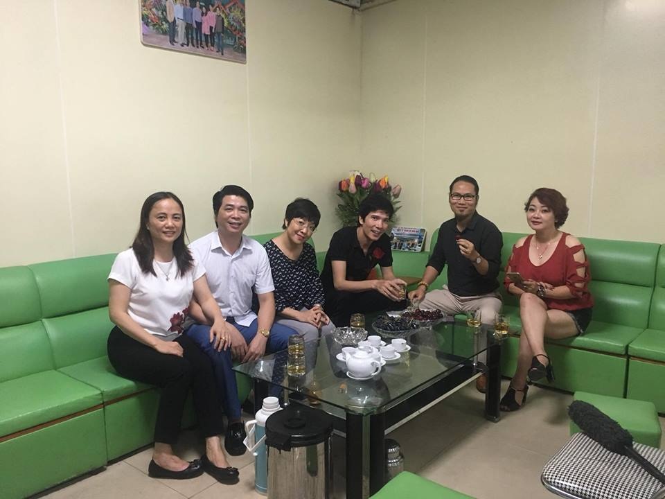 Ca sĩ Hồ Quang 8: “Tôi khốn đốn 10 năm với tin đồn nghiện ngập” - 2 Những người bạn được Hồ Quang 8 xem như anh chị em trong gia đình luôn sẵn sàng đứng phía sau hỗ trợ anh làm nghề.