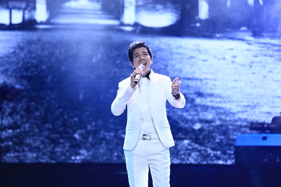 NSƯT Hoài Linh bất ngờ khoe giọng hát rất “tình” trong liveshow Hồ Quang 8 - 1 Ca sỹ Hồ Quang 8.