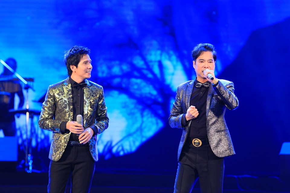NSƯT Hoài Linh bất ngờ khoe giọng hát rất “tình” trong liveshow Hồ Quang 8 - 4 NSƯT Hoài Linh bất ngờ khoe giọng hát rất “tình” trong liveshow Hồ Quang 8 - 4