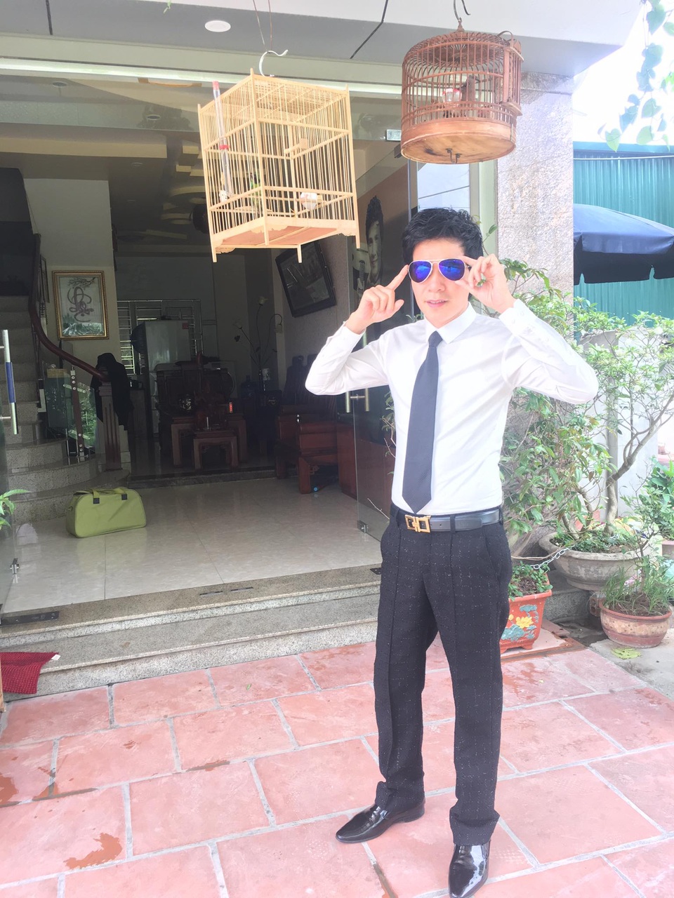 Ca sĩ Hồ Quang 8: “Tôi khốn đốn 10 năm với tin đồn nghiện ngập” - 3 Ca sĩ Hồ Quang 8 trước căn nhà ở ngoại ô mà phải mất gần 20 năm đi hát mới tích góp đủ tiền mua.