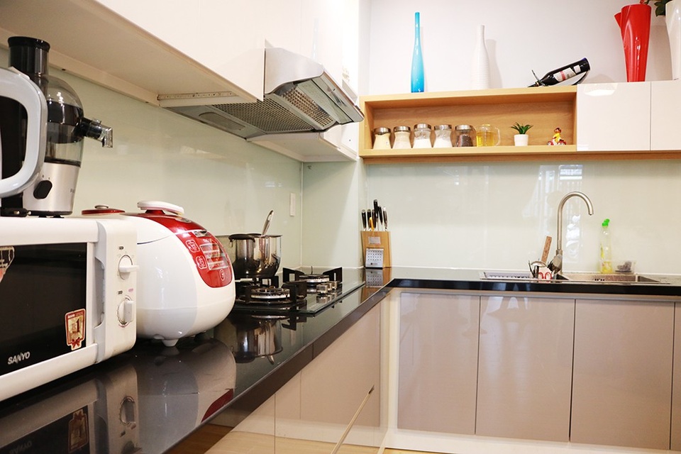 Cận cảnh "chốn đi về" đẹp lung linh của Hồ Quang Hiếu - 5 Phòng bếp được bày trí khá đơn giản, không quá rườm rà nhưng sang trọng với đầy đủ các vật dụng làm bếp hiện đại.