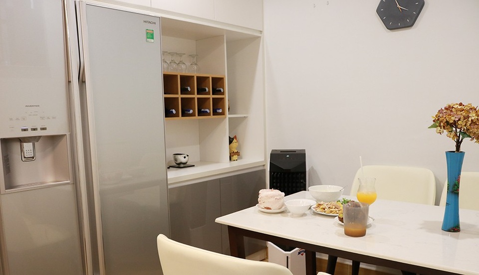 Cận cảnh "chốn đi về" đẹp lung linh của Hồ Quang Hiếu - 6 Bàn ăn của gia đình nằm gọn trong không gian bếp ấm cúng