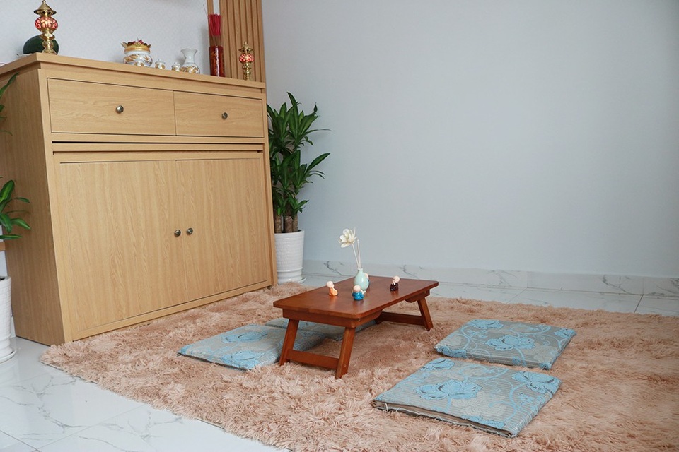 Cận cảnh "chốn đi về" đẹp lung linh của Hồ Quang Hiếu - 16 Không gian thờ được bày trí đơn giản với tông màu tươi sáng. Hồ Quang Hiếu chia sẻ anh muốn nơi đây tuy là không gian thờ nhưng anh muốn mọi thứ trông sáng và dễ chịu.