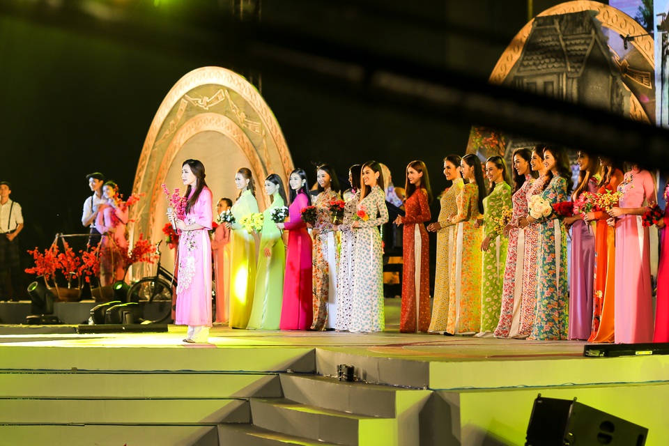 Hà Nội 12 mùa hoa là một ca khúc rất khó hát và đây cũng là lần đầu Hồ Quỳnh Hương thể hiện theo đặt hàng của ban tổ chức. Dù không tập luyện nhiều, cô đã tái hiện trọn vẹn không khí xuân tươi vui cùng vũ đoàn.