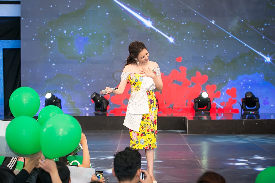 Hồ Quỳnh Hương, Tùng Dương “làm hòa” sau “chiến tranh” ở X-factor - 7 Đặc biệt, cô còn nhận thử thách hát nhạc cổ điển từ chương trình. Trước khi khoe giọng hát cao vút, Hồ Quỳnh Hương đùa rằng:“Mong quý vị đừng sợ nhé vì hát cổ điển nghe sẽ rất khác”. Ngay sau đó, cô lấy hơi sâu và thực hiện một đoạn nhạc cổ điển với kỹ thuật điêu luyện. Do quá thích thú, hai MC của chương trình yêu cầu cô hát một ca khúc hit bằng phong cách cổ điển. Nhận thử thách, Hồ Quỳnh Hương thực hiện ca khúc “Anh” bằng giọng opera. Nữ ca sĩ đều nhận được những tràn vỗ tay tán thưởng sau màn trình diễn này.