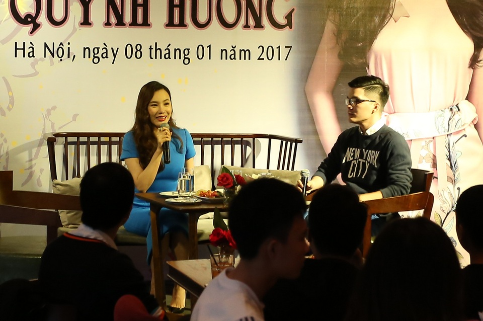 Hồ Quỳnh Hương: “Thời trẻ Hương yêu nhiều, không... ế như giờ” - 1 Hồ Quỳnh Hương giao lưu với fan Hà Nội.