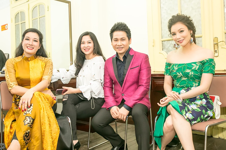 Hồ Quỳnh Hương, Tùng Dương “làm hòa” sau “chiến tranh” ở X-factor - 13 Cũng trong dịp này, Hồ Quỳnh Hương có dịp hội ngộ các giọng ca chất lượng như Tùng Dương, Quang Linh, Thanh Thanh Hiền Trọng Tấn, Anh Thơ.