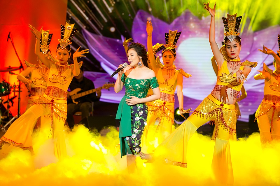 Hồ Quỳnh Hương, Tùng Dương “làm hòa” sau “chiến tranh” ở X-factor - 11 Cô cũng chia sẻ, mình chưa bao giờ nghĩ mình hát hay, nhưng trái tim mình thì không cạn một giọt cảm xúc khi hát. Dù ngoài kia có sóng gió thế nào, dù có đang buồn hay vui, khi bước lên sân khấu, cô chỉ biết có âm nhạc và khán giả. Khi được MC Thụy Vân hỏi về ca khúc đầu tiên khi mới chân ướt chân ráo vào Quân đôi, giọng ca Anh liền trả lời: Đó là bài hát Mẹ yêu con của nhạc sĩ Nguyễn Văn Tý.