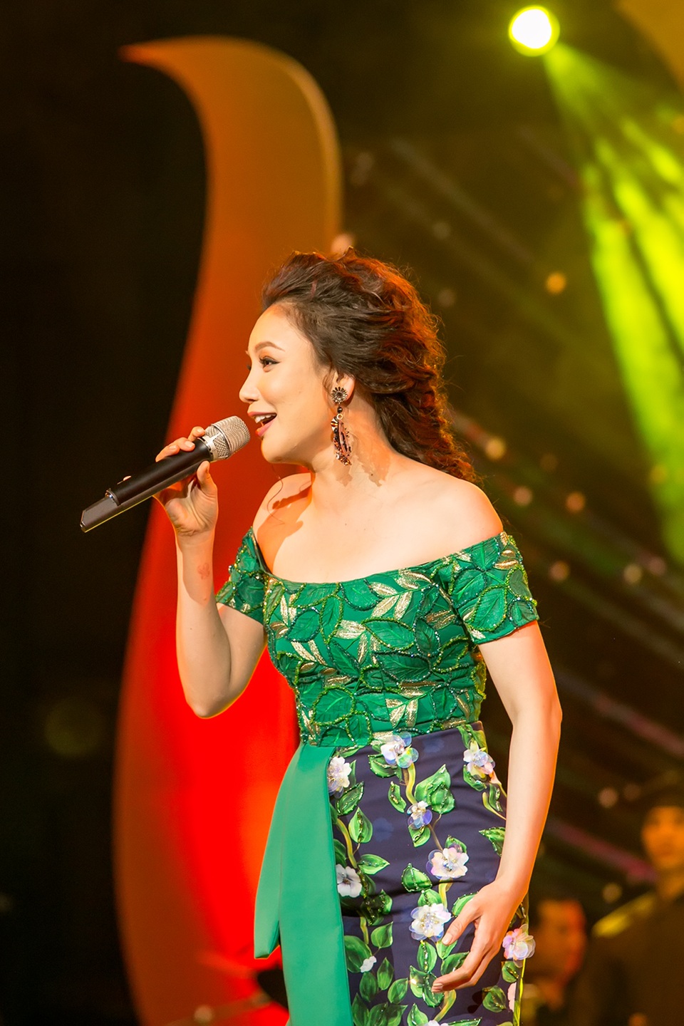 Hồ Quỳnh Hương, Tùng Dương “làm hòa” sau “chiến tranh” ở X-factor - 9 Tham gia đêm nhạc tình ca Phan Huỳnh Điểu, Huy Du, An Thuyên tên gọi “Sợi nhớ sợi thương”, cô khoe giọng hát đẹp của ca khúc “Phật bà nghìn mắt nghìn tay” và “Em chọn lối này”.