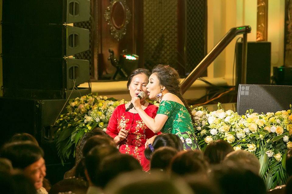 Hồ Quỳnh Hương, Tùng Dương “làm hòa” sau “chiến tranh” ở X-factor - 12 Ngay sau đó, cô hát tặng ca khúc này đến khán giả theo gợi ý của MC, dù đây là phần không có trong kịch bản. Nữ ca sĩ cũng bỏ sân khấu để xuống giao lưu, hát với khán giả, giúp không khí trầm lắng của đêm nhạc trở nên sôi động hơn.