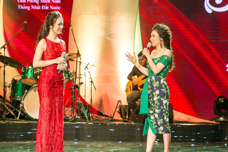 Hồ Quỳnh Hương, Tùng Dương “làm hòa” sau “chiến tranh” ở X-factor - 10 Nữ ca sĩ còn có màn giao lưu thú vị cùng MC Thụy Vân. Cô chia sẻ sự xúc động khi hát ca khúc “Phật bà nghìn mắt nghìn tay” của nhạc sĩ An Thuyên: Thầy An Thuyên là người đã đưa Hồ Quỳnh Hương từ Quảng Ninh đến với trường Đại học Văn hoá nghệ thuật Quân đội. Dù thầy đã đi xa, Hương sẽ cố gắng sống tốt để thầy tự hào, để mỗi khi hát ca khúc tâm linh này, Hương luôn có cảm giác sự hiện hữu của thầy ở đâu đó quanh đây.