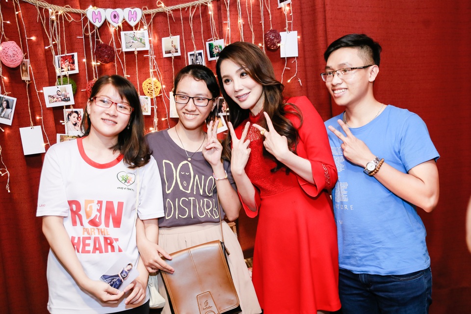 Sự thân thiện của Hồ Quỳnh Hương khiến fan thích thú.