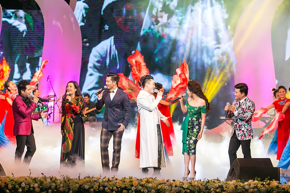 Hồ Quỳnh Hương, Tùng Dương “làm hòa” sau “chiến tranh” ở X-factor - 16 Sau những bất đồng tại X Factor mùa 2, nữ ca sĩ và Tùng Dương vẫn hòa ca ăn ý cùng nhau lên sân khấu. Khi Tùng Dương gửi lời xin lỗi khán giả vì đến muộn một chút, nữ ca sĩ cùng các đồng nghiệp còn vỗ vai động viên và thể hiện sự chia sẻ với anh. Ngay sau đó, họ nhường sân khấu để Tùng Dương thỏa sức tung hoành một mình.