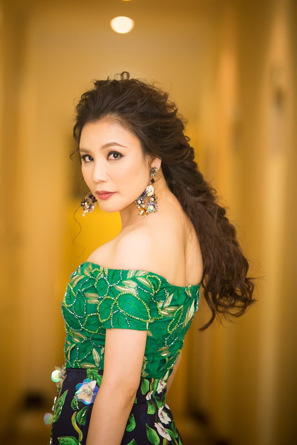 Hồ Quỳnh Hương, Tùng Dương “làm hòa” sau “chiến tranh” ở X-factor - 17 Sau đêm nhạc, nữ ca sĩ trở về TP HCM để chuẩn bị cho liveshow đầu tiên của gameshow Be a star do cô làm giám khảo, sẽ diễn ra vào tối 23/4. Nữ ca sĩ chia sẻ đây là khoảng thời gian cô thấy mình có cảm hứng để hoạt động nghệ thuật sung sức trở lại.