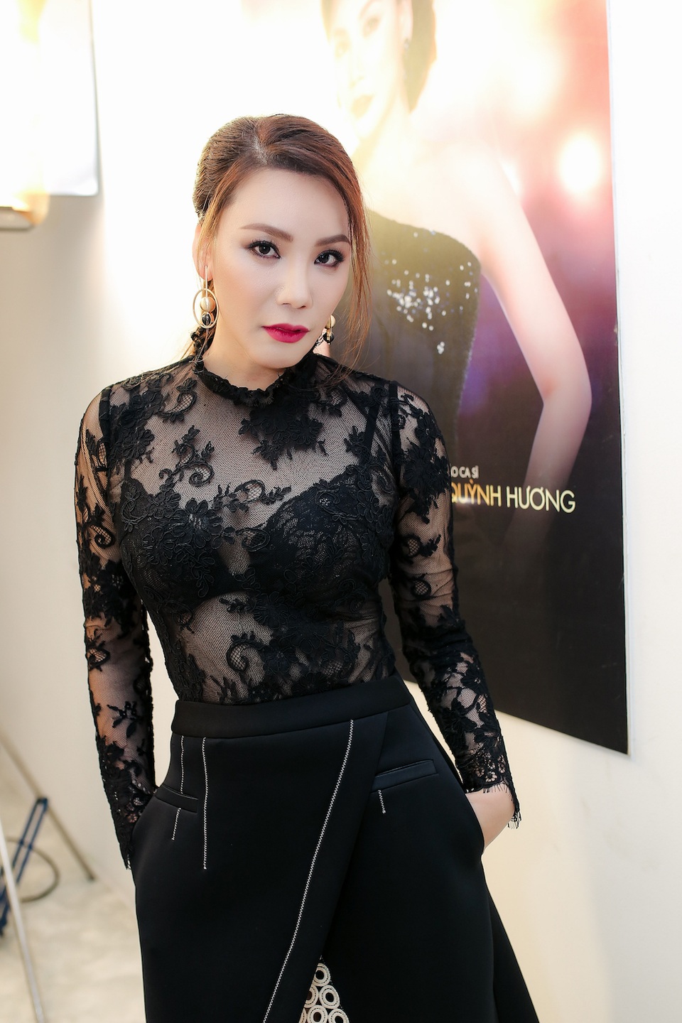 Hồ Quỳnh Hương chê thí sinh Hà Hồ từng khen "người showbiz đang tìm kiếm" - 5 Nữ ca sĩ diện một thiết kế váy ren xuyên thấu với phần chân váy xẻ theo mốt khoe nội y. Các chi tiết đính kết dọc theo thân váy càng tăng thêm vẻ hiện đại và cuốn hút cho Hồ Quỳnh Hương.