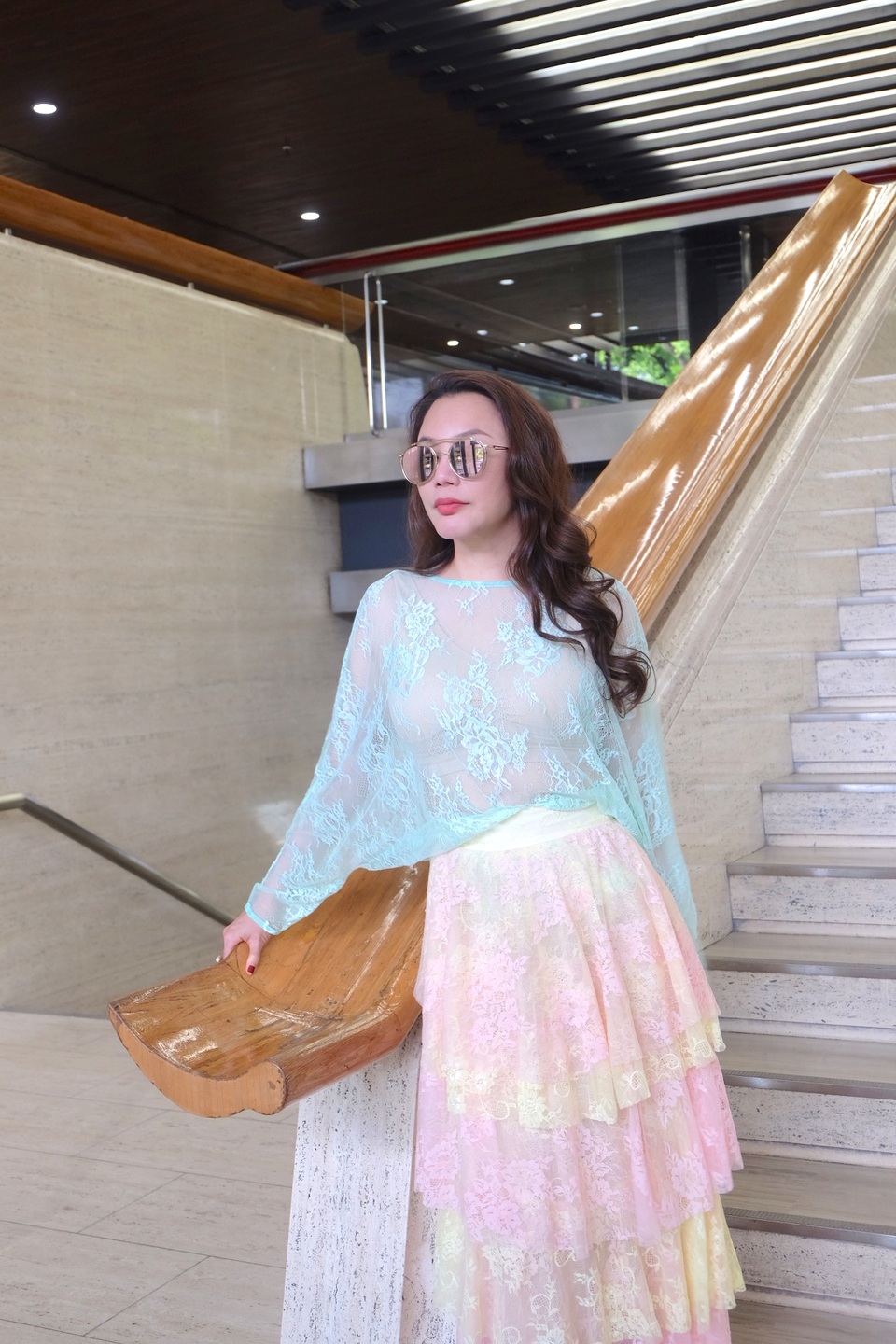Hồ Quỳnh Hương trả lời phỏng vấn tờ báo lớn nhất Nhật Bản - 3 Cô trang điểm nhẹ nhàng, chỉ đánh chút son môi.