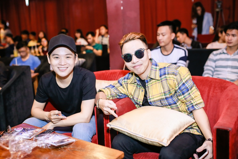 Những học trò cũ đến chúc mừng cô giáo Hồ Quỳnh Hương.