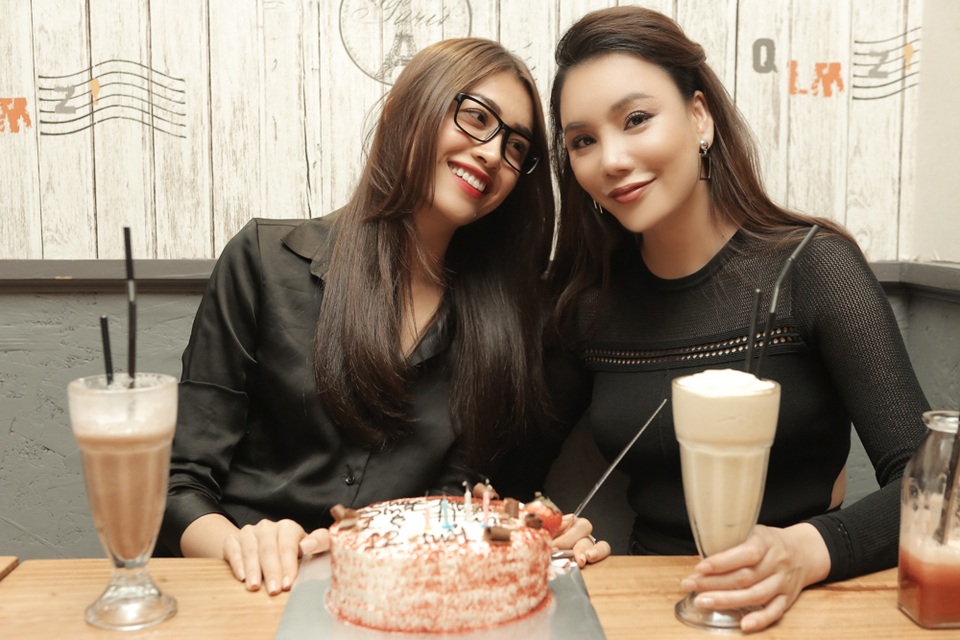 Á hậu ngạc nhiên khi biết nữ ca sĩ Hồ Quỳnh Hương đã chu đáo chuẩn bị một món quà sinh nhật muộn cho mình. Cùng với các học trò của mình, Hồ Quỳnh Hương đã mang đến một buổi tiệc sinh nhật không hẹn trước.