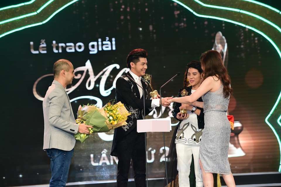 Cô và nhạc sĩ Đức Trí trao giải cho nam ca sĩ Noo Phước Thịnh.