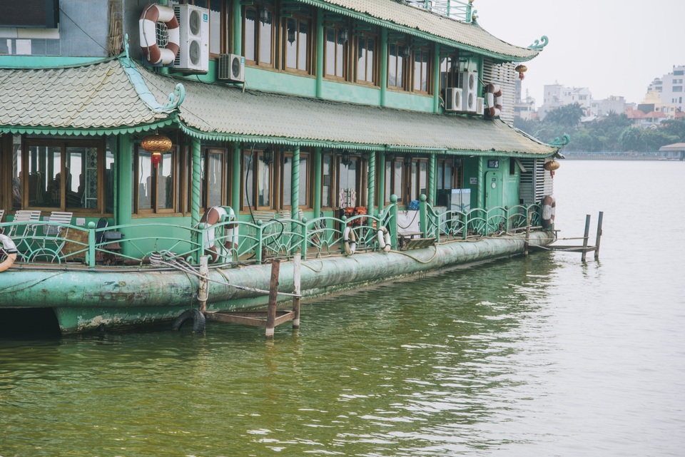 Tận mắt những du thuyền bạc tỷ hoang tàn ven hồ Tây - 11 Tận mắt những du thuyền bạc tỷ hoang tàn ven hồ Tây - 11
