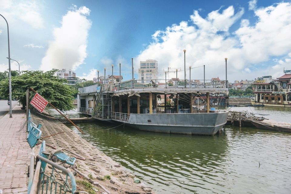 Tận mắt những du thuyền bạc tỷ hoang tàn ven hồ Tây - 14
Nhiều du thuyền đã có dấu hiệu xuống cấp trầm trọng.