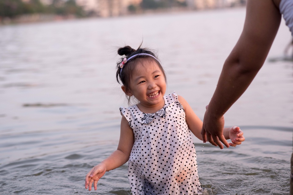 Quá nắng nóng, người Hà Nội kéo ra hồ Tây tắm giải nhiệt - 3