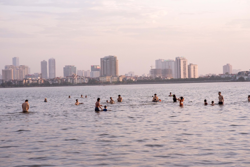 
Mỗi buổi chiều, Hồ Tây trở thành địa điểm để lội, bơi giải nhiệt của người dân Hà Nội bởi không gian rộng rãi và thoáng đãng.
